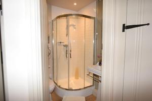 une salle de bain avec une douche, des toilettes et un lavabo dans l'établissement Apple Cottage, à Snowshill 15 autres photos