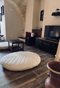 a living room with a circular rug on the floor at Classe 51 - B&B con Jacuzzi - in Altamura