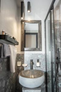 y baño con lavabo y espejo. en Urban Cosy Minimal Nest, en Chalkida