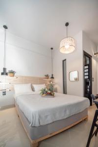 1 dormitorio con 1 cama blanca grande en una habitación en Urban Cosy Minimal Nest, en Chalkida