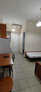 Postel nebo postele na pokoji v ubytování Alexandra's Glifa Apartments