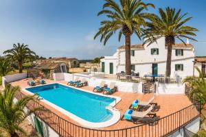 una imagen de una villa con piscina y palmeras en Villa Mas Alta by Villa Plus en Ferreries