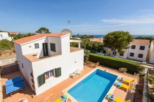 zdjęcie willi z basenem w obiekcie Villa Beatrice by Villa Plus w mieście Binibeca