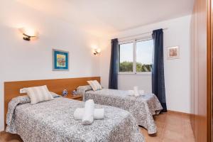 pokój z dwoma łóżkami i oknem w obiekcie Villa Beatrice by Villa Plus w mieście Binibeca