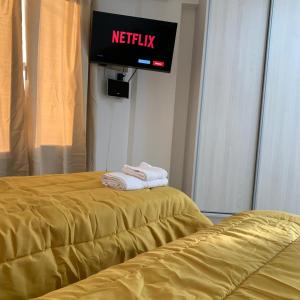 - 2 serviettes assises au-dessus d'un lit dans une chambre dans l'établissement Happy Guest Apart 50, à Ushuaia