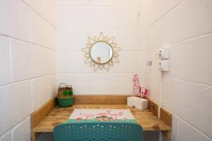 Ванная комната в Kaz Lotis - à 50m de la plage Roches Noires