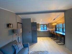 Khu vực ghế ngồi tại L19 - Penrhyn Spa Lodge with Hot Tub