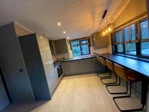 Nhà bếp/bếp nhỏ tại L19 - Penrhyn Spa Lodge with Hot Tub