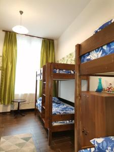 Двухъярусная кровать или двухъярусные кровати в номере Vintage Downtown Hostel