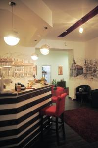 The lounge or bar area at Vintage Downtown Hostel