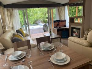 soggiorno con tavolo, piatti e bicchieri da vino di V13 - The Falls with Hot Tub a Bethesda