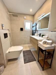 een badkamer met een bad, een toilet en een wastafel bij RS Apartment Baden-Baden in Baden-Baden