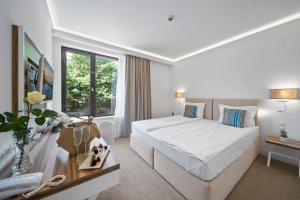 um quarto branco com uma cama grande e uma janela em Nympha Hotel, Riviera Holiday Club - All Inclusive & Private Beach em Golden Sands