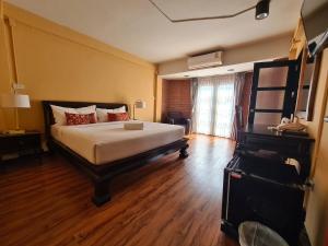 Postel nebo postele na pokoji v ubytování The 8 Factory Hotel Phitsanulok