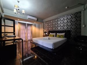 Postel nebo postele na pokoji v ubytování The 8 Factory Hotel Phitsanulok