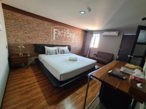 Postel nebo postele na pokoji v ubytování The 8 Factory Hotel Phitsanulok