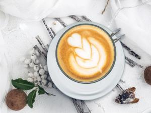 Kemudahan buat kopi dan teh di HARRIS Suites fx Sudirman
