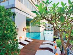 Kolam renang di atau dekat dengan HARRIS Suites fx Sudirman