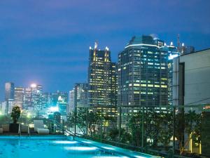 Kolam renang di atau dekat dengan HARRIS Suites fx Sudirman