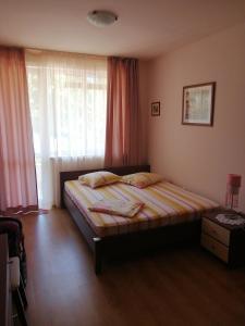 Ένα ή περισσότερα κρεβάτια σε δωμάτιο στο SunnySeasons Apartment with swimming pool view