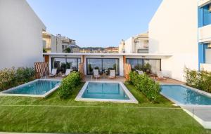 Bazén v ubytovaní Villa Dorra Coast Suites alebo v jeho blízkosti