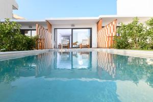 Bazén v ubytovaní Villa Dorra Coast Suites alebo v jeho blízkosti