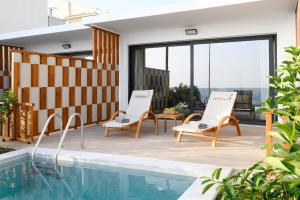 Bazén v ubytovaní Villa Dorra Coast Suites alebo v jeho blízkosti