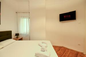 Thessaloniki Center Comfortable Apartment tesisinde bir odada yatak veya yataklar