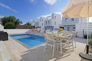 Bazén v ubytování Villa Amarilia - Nissi Beach Area nebo v jeho okolí