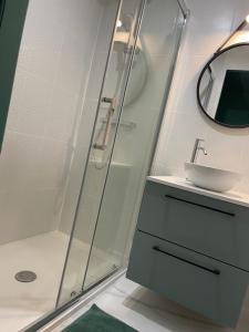 łazienka z prysznicem i umywalką w obiekcie Superbe appartement La Rochelle w La Rochelle +13 zdjęć