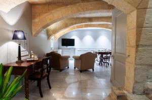 TV a/nebo společenská místnost v ubytování The Coleridge Boutique Hotel In Valletta