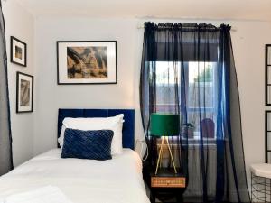 Posteľ alebo postele v izbe v ubytovaní Pass the Keys Perfectly located stylish 2 bed home with Parking
