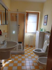 un baño con lavabo e inodoro en The Camelia, our Room with Lake View, Private Bathroom and Dedicated Parking at the Villa Isabella Stresa, en Stresa