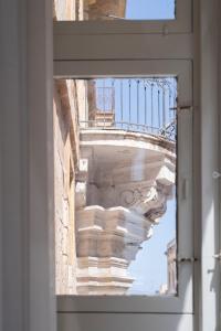 uma vista de um edifício através de uma janela em The Coleridge Boutique Hotel In Valletta em Valeta