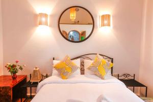 Postel nebo postele na pokoji v ubytování Luxury Riad Mounia
