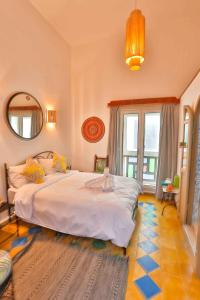 Postel nebo postele na pokoji v ubytování Luxury Riad Mounia