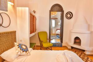 Postel nebo postele na pokoji v ubytování Luxury Riad Mounia