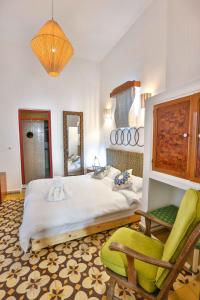 Postel nebo postele na pokoji v ubytování Luxury Riad Mounia