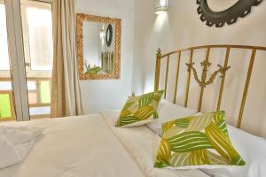 Postel nebo postele na pokoji v ubytování Luxury Riad Mounia