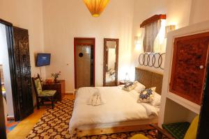Postel nebo postele na pokoji v ubytování Luxury Riad Mounia