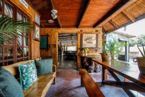 sala de estar con mesa de madera y sillas en Ezulwini Game Lodge en Hluhluwe
