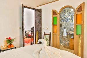 Postel nebo postele na pokoji v ubytování Luxury Riad Mounia