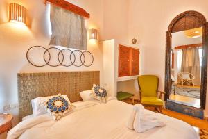 Postel nebo postele na pokoji v ubytování Luxury Riad Mounia
