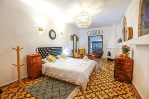 Postel nebo postele na pokoji v ubytování Luxury Riad Mounia