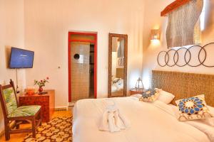 Postel nebo postele na pokoji v ubytování Luxury Riad Mounia