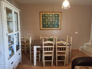 comedor con mesa y sillas en Encantadora Casita Santa Catalina, en Benaoján