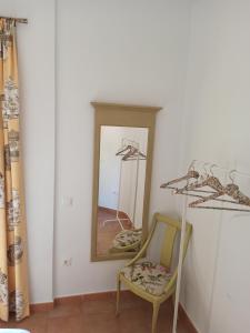 a mirror and a chair in a room at Encantadora Casita Santa Catalina in Benaoján