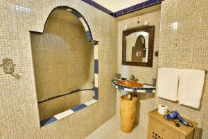 Koupelna v ubytování Luxury Riad Mounia
