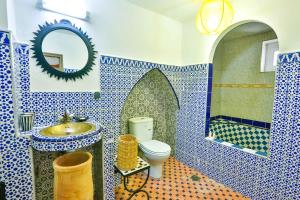 Koupelna v ubytování Luxury Riad Mounia