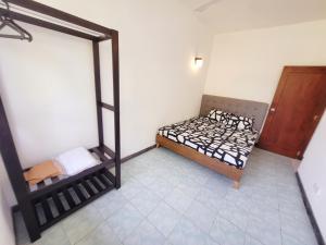 Cette chambre comprend 2 lits superposés et une porte. dans l'établissement Lovely Apartment in Relaxing Homey Environment, à Pannipitiya